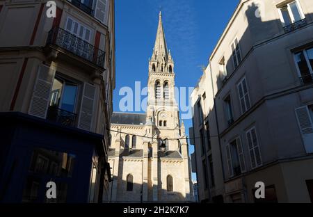 L'église Saint Clodoald a été construite en 1815-1892 dans un style gothique roman .La première pierre fut posée par la reine Marie-Antoinette en 1787.Saint-Clou Banque D'Images