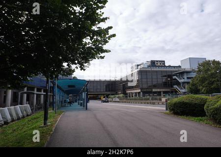 Vue sur un terminal de bus local à l'aéroport de Londres Gatwick (terminal sud), Crawley, West Sussex, Angleterre, Royaume-Uni. Banque D'Images