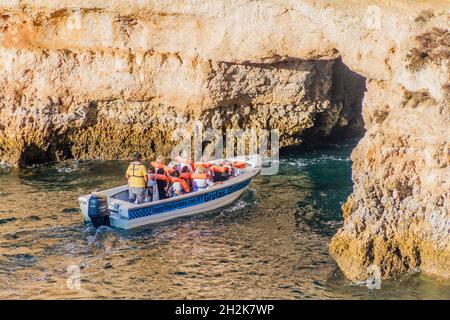 LAGOS, PORTUGAL - 7 OCTOBRE 2017 : bateau touristique sur les falaises près de Lagos, Portugal. Banque D'Images