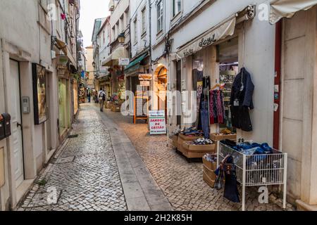 COIMBRA, PORTUGAL - 12 OCTOBRE 2017 : ruelle étroite dans le centre de Coimbra. Banque D'Images