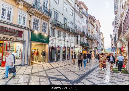 COIMBRA, PORTUGAL - 12 OCTOBRE 2017 : rue piétonne dans le centre de Coimbra. Banque D'Images