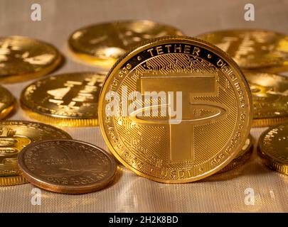 Concept de la pièce de théâtre contre les pièces de bitcoin d'or et une seule pièce de dollar américain.Le câble d'attache est soutenu par le dollar américain et utilisé pour échanger des pièces de monnaie alternatives Banque D'Images