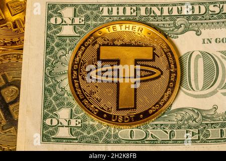 Concept de la pièce de monnaie Tether contre les pièces de bitcoin d'or et un billet ou une facture d'un dollar américain unique.Le câble d'attache est soutenu par le dollar américain utilisé pour échanger des pièces de monnaie alternatives Banque D'Images