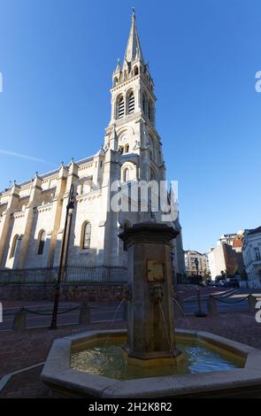 L'église Saint Clodoald a été construite en 1815-1892 dans un style gothique roman .La première pierre fut posée par la reine Marie-Antoinette en 1787.Saint-Clou Banque D'Images