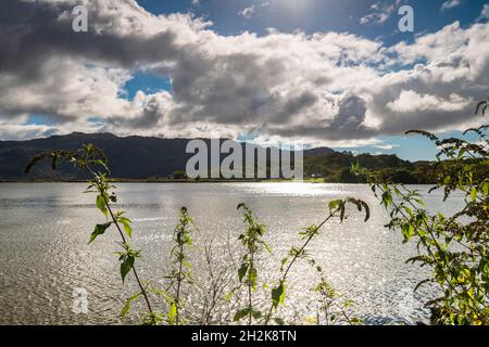 Une image HDR lumineuse et frénésie de 3 prises de vue automnales regardant à travers le Loch Morar, près de Mallaig à Lochaber, en Écosse.05 octobre 2021 Banque D'Images