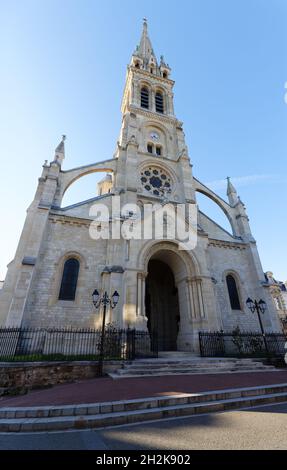 L'église Saint Clodoald a été construite en 1815-1892 dans un style gothique roman .La première pierre fut posée par la reine Marie-Antoinette en 1787.Saint-Clou Banque D'Images