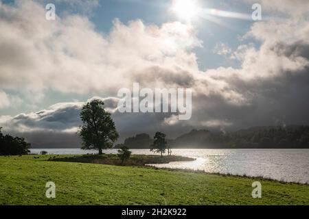 Une image HDR automatique lumineuse de 3 prises de vue de l'extrémité sud d'un Loch Awe ensoleillé, Argyll et Bute, en Écosse.09 octobre 2021 Banque D'Images