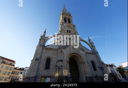 L'église Saint Clodoald a été construite en 1815-1892 dans un style gothique roman .La première pierre fut posée par la reine Marie-Antoinette en 1787.Saint-Clou Banque D'Images