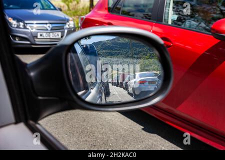 Réflexion dans une voiture miroir de la circulation dans une embâcle dans la campagne galloise Banque D'Images