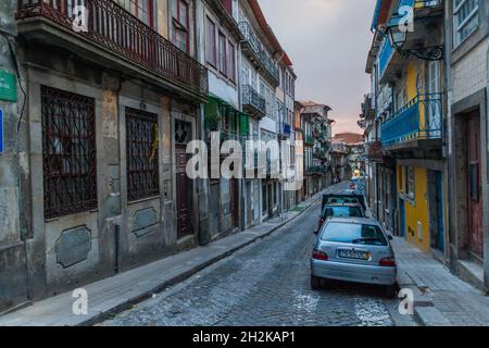PORTO, PORTUGAL - 16 OCTOBRE 2017 : rue dans le centre de Porto, Portugal. Banque D'Images