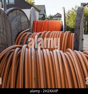 Deutsche Telekom installe des connexions à fibres optiques dans des bâtiments résidentiels à Bornheim, en Rhénanie, en Allemagne, le 10 octobre 2021. Banque D'Images