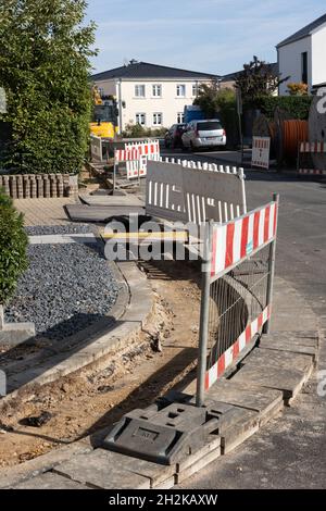 Deutsche Telekom installe des connexions à fibres optiques dans des bâtiments résidentiels à Bornheim, en Rhénanie, en Allemagne, le 10 octobre 2021. Banque D'Images