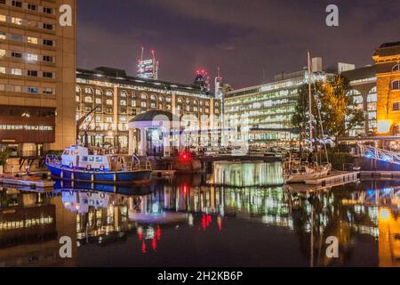 Vue de nuit sur les quais de St Katharine à Londres, Royaume-Uni Banque D'Images