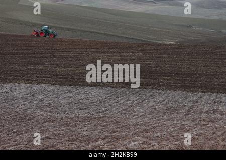 Un tracteur travaille dans les champs avant de semer dans la campagne de Molise inférieure Banque D'Images