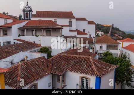 Vue en soirée sur le village d'Obidos au Portugal Banque D'Images