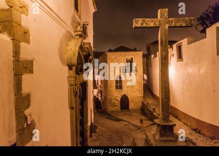 Vue de nuit sur les rues pavées du village d'Obidos, Portugal Banque D'Images
