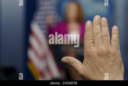 Washington DC, États-Unis.22 octobre 2021.Le secrétaire de presse de la Maison Blanche, Jen Psaki, s'entretient avec les journalistes à la Maison Blanche le vendredi 22 octobre 2021.Psaki répond aux questions concernant la mairie du Président Biden la nuit précédente à Baltimore, MD.Photo de Leigh Vogel/UPI crédit: UPI/Alay Live News Banque D'Images