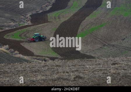 Un tracteur travaille dans les champs avant de semer dans la campagne de Molise inférieure Banque D'Images
