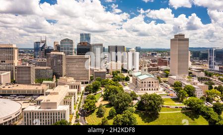 Vue aérienne sur le Capitole de Nashville et les gratte-ciel par une journée ensoleillée. Nashville est la capitale et la ville la plus peuplée du Tennessee, et un centre majeur pour le Banque D'Images