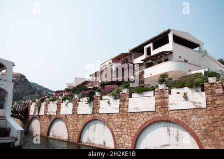 italie , porto quatu, 20 -08-2021 :vue splendide sur le port et la baie de Poltu Quatu avec des yachts de luxe sur la Costa Smeralda Banque D'Images