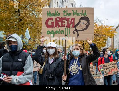 Schild: ' Make the World Greta Again '.AM 22.Oktober 2021 versammelten sich 20.000 Menschen aus ganz Deutschland à Berlin, UM mit Fridays for future Druck auf die Koalitionsverhandler von SPD, Bündnis 90/Die Grünen und FDP auszuüben, damit diese die Wahlverspreten in Sachen Klimaschutz ehingerten und das Zhingolten, 5.Diese Woche Hat FFF eine liste an Forderungen an die neue Regierung vorgestellt.Die Demonstration musste auf Grund einer Unwetterwarnung vorzeitig beendet werden.* signe: ' faites à nouveau le monde Greta '.Le 22 octobre, 2021 20,000 personnes de al Banque D'Images