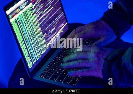 Image symbolique cyber-attaque, crime informatique, cybercriminalité, hackers informatiques attaquent un réseau, un ordinateur, une infrastructure INFORMATIQUE Banque D'Images