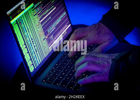 Image symbolique cyber-attaque, crime informatique, cybercriminalité, hackers informatiques attaquent un réseau, un ordinateur, une infrastructure INFORMATIQUE Banque D'Images