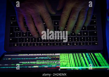 Image symbolique cyber-attaque, crime informatique, cybercriminalité, hackers informatiques attaquent un réseau, un ordinateur, une infrastructure INFORMATIQUE Banque D'Images