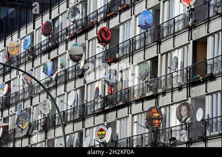 Bloc d'appartements, maison d'appartement avec des plats sur le toit, des plats satellites à Pallasstraße, Schöneberg, Berlin, Allemagne, Europe Banque D'Images