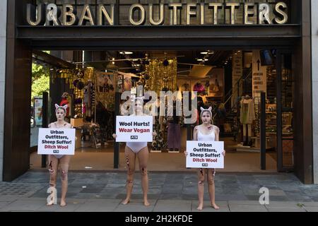 Londres, Royaume-Uni.21 octobre 2021.Les supporters du PETA vêtus de moutons sanglants protestent devant une succursale d'Urban Outfitters à Oxford Street pour appeler à la fin des ventes de laine.Cette manifestation s'inscrit dans le cadre d'une campagne PETA internationale visant à inciter les marques Urban Outfitters Inc, dont Anthropologie et Free People, à cesser de vendre des matériaux prélevés cruellement sur les animaux.Crédit : Mark Kerrison/Alamy Live News Banque D'Images