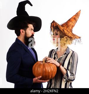 Halloween couple en sorcières chapeaux avec citrouille.La magie d'Halloween.Préparation des fêtes d'Halloween.Jack-o-lanterne. Banque D'Images