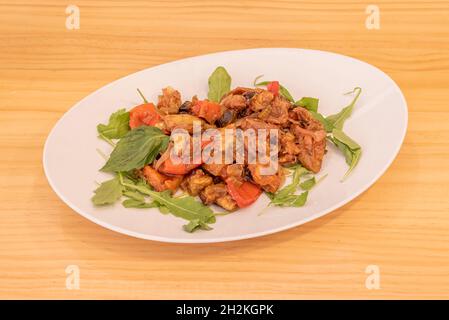 Recette de caponata sicilienne.Ragoût italien traditionnel d'aubergines, céleri, oignon, ail, tomates mûres,câpres et olives Banque D'Images