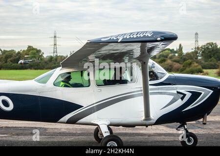 ELSTREE, LONDRES, ANGLETERRE- 17 octobre 2021 : Cessna 172N avion Skyhawk photographié à l'aérodrome d'Elstree à Londres Banque D'Images