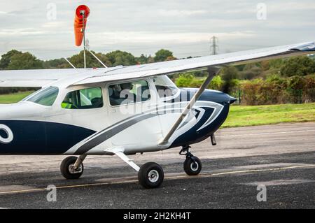 ELSTREE, LONDRES, ANGLETERRE- 17 octobre 2021 : Cessna 172N avion Skyhawk photographié à l'aérodrome d'Elstree à Londres Banque D'Images