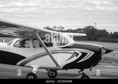 ELSTREE, LONDRES, ANGLETERRE- 17 octobre 2021 : Cessna 172N avion Skyhawk photographié à l'aérodrome d'Elstree à Londres Banque D'Images