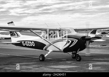 ELSTREE, LONDRES, ANGLETERRE- 17 octobre 2021 : Cessna 172N avion Skyhawk photographié à l'aérodrome d'Elstree à Londres Banque D'Images