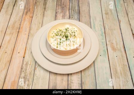 Pommes de terre cuites à la sauce aïoli.Tapas typiques des restaurants espagnols sur table en bois Banque D'Images