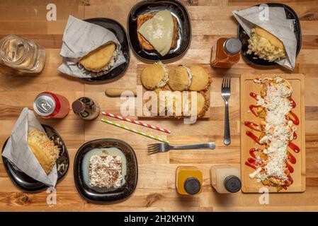 Plats vénézuéliens.Arepas varié, queen pepiada, dominos, jus de fruits tropicaux, gâteau de sangsues,patacon avec fromage et farines de maïs Banque D'Images