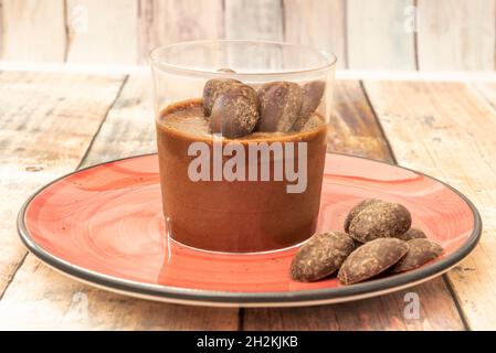 Dessert mousse au chocolat avec chocolats dans un verre de cristal Banque D'Images