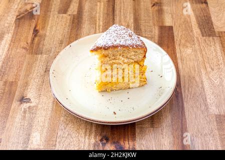 Portion de gâteau au chocolat blanc et dulce de leche à la noix de coco râpée sur le dessus Banque D'Images