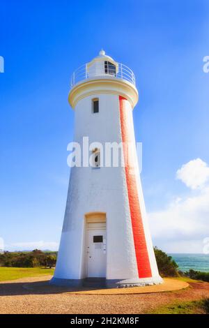 Phare blanc rond historique Mersey sur la côte du détroit de Bass, en Tasmanie, à Devonport - journée ensoleillée et claire. Banque D'Images