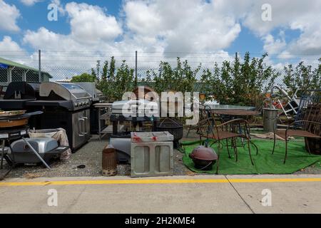 MacKay, Queensland, Australie - octobre 2021 : barbecues et meubles en vente à Tip Shop Banque D'Images