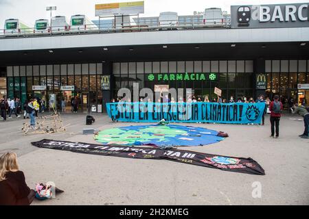 Barcelone, Espagne.22 octobre 2021.Des banderoles au sol en face de la gare de Barcelone Sants pendant la manifestation. Le vendredi pour le futur mouvement à Barcelone a appelé à une manifestation devant Barcelona Sants, la principale gare ferroviaire de la ville, pour la Conférence des Nations Unies sur les changements climatiques de 2021, COP26,Dans laquelle ils affirment la majorité des propositions pour la reprise de la mobilité après Covid-19 sont basées sur des solutions fausses, telles que les voitures électriques et à hydrogène.(Photo de Thiago Prudencio/SOPA Images/Sipa USA) crédit: SIPA USA/Alay Live News Banque D'Images