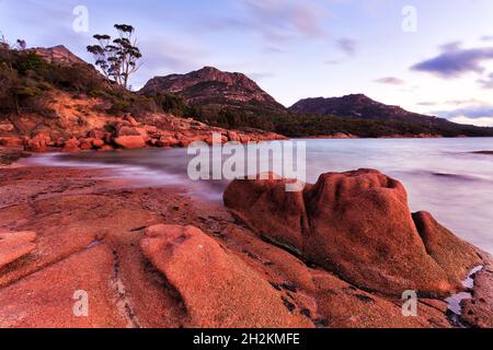 Blocs de granit de la baie de lune de miel, partie de la baie de Coles sur la péninsule de Freycinet en Tasmanie au coucher du soleil. Banque D'Images