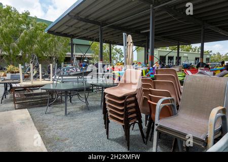 MacKay, Queensland, Australie - octobre 2021 : mobilier d'extérieur à vendre à Tip Shop Banque D'Images