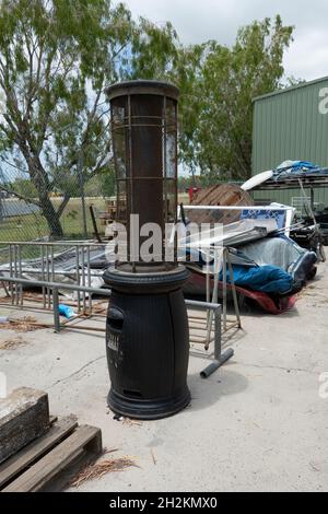 MacKay, Queensland, Australie - octobre 2021 : chauffe-eau extérieur à vendre à l'atelier de recyclage de puisard Banque D'Images