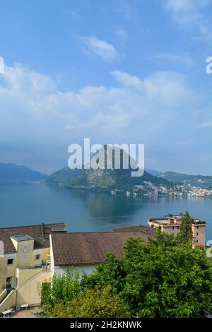 Vue sur la ville de Lugano, le lac de Lugano et le Monte San Salvatore depuis Castagnola, canton du Tessin, Suisse Banque D'Images