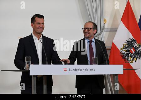 Vienne, Autriche.22 octobre 2021.Conférence de presse sur la situation actuelle de la couronne et les nouvelles mesures avec le Chancelier fédéral Alexander Schallenberg (R) et le Ministre fédéral Wolfgang Mückstein (L).Credit: Franz PERC / Alamy Live News Banque D'Images