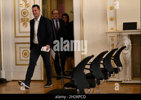 Vienne, Autriche. 22nd octobre 2021. Conférence de presse sur la situation actuelle de la couronne et les nouvelles mesures avec le Chancelier fédéral Alexander Schallenberg (deuxième) et le Ministre fédéral Wolfgang Mückstein (premier). Credit: Franz PERC / Alamy Live News Banque D'Images