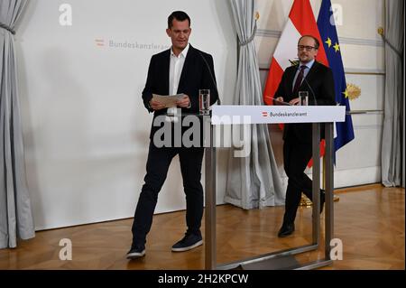 Vienne, Autriche.22 octobre 2021.Conférence de presse sur la situation actuelle de la couronne et les nouvelles mesures avec le Chancelier fédéral Alexander Schallenberg (R) et le Ministre fédéral Wolfgang Mückstein (L).Credit: Franz PERC / Alamy Live News Banque D'Images